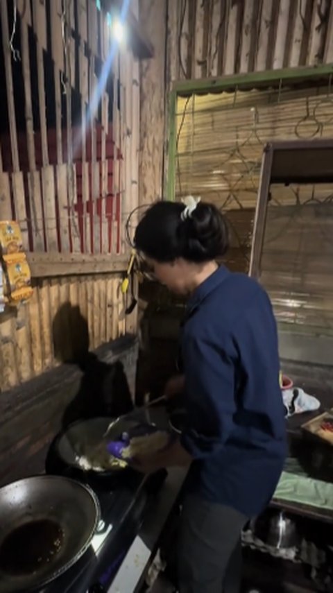 Niat Beli Makan di Dekat Posko Pengungsian, Wanita Ini Justru Disuruh Masak Nasi Goreng Sendiri oleh Pemilik Warung