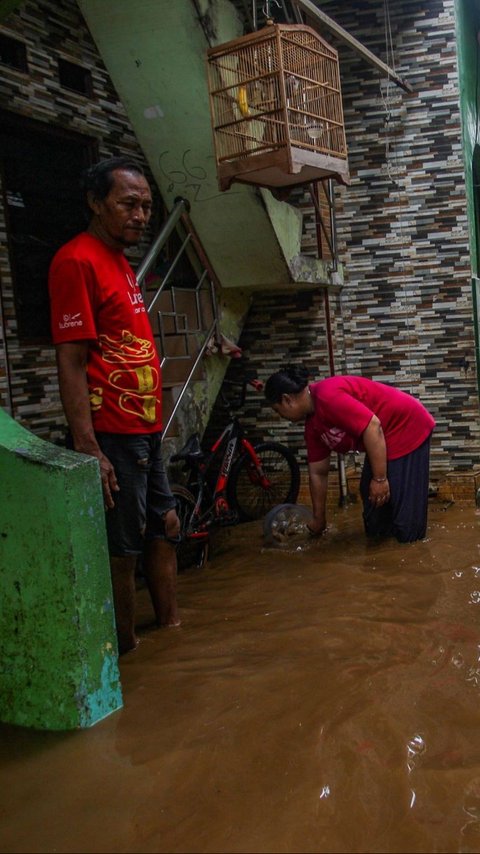 FOTO: Penampakan Banjir 2 Meter Akibat Luapan Ciliwung di Kebon Pala Mulai Surut