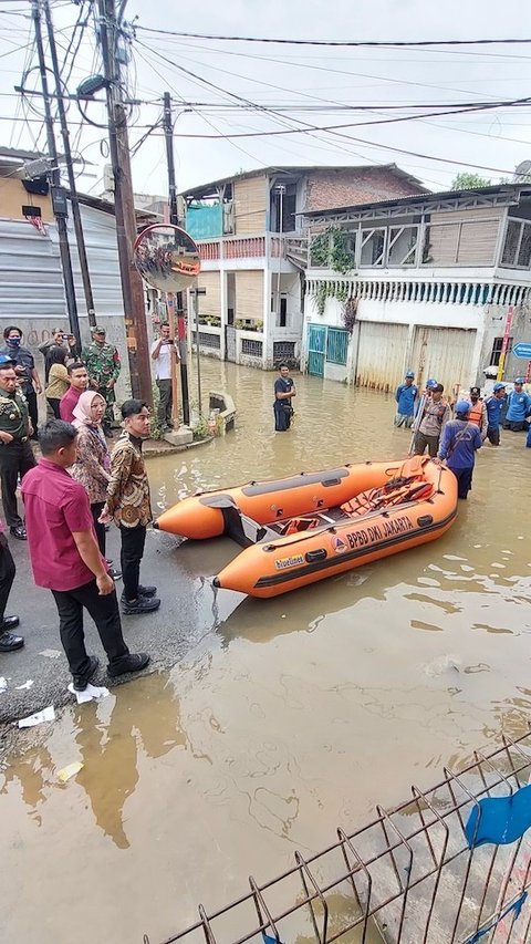 Gibran Tinjau Warga Korban Banjir di Kampung Melayu dan Cawang