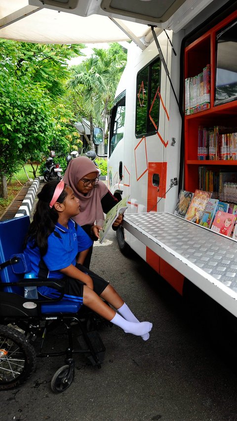 FOTO: Keseruan Penyandang Difabel Tingkatkan Minat Baca Lewat Perpustakaan Keliling