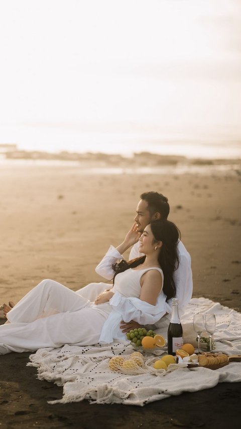 Potret Prewedding Febby Rastanty dan Drajad Jumantara, Sang Artis Cantik Bergaun Putih - Romantis Pose Pinggir Pantai