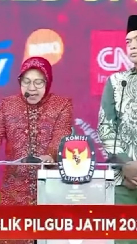 VIDEO: Detik-Detik Risma Benarkan Mic saat Gus Hans Bicara, Khofifah Tertawa Dipuji Emil