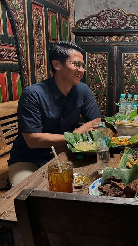 Kompol Syarif Makan Angkringan Sama Mayor Teddy, Netizen Malah Ramai Soal Gembok & 'Mainan' di Punggung Seskab