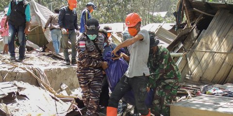 FOTO: Potret Pilu Satu Keluarga Tewas Tertimbun Reruntuhan Akibat Letusan Gunung Lewotobi Laki-Laki