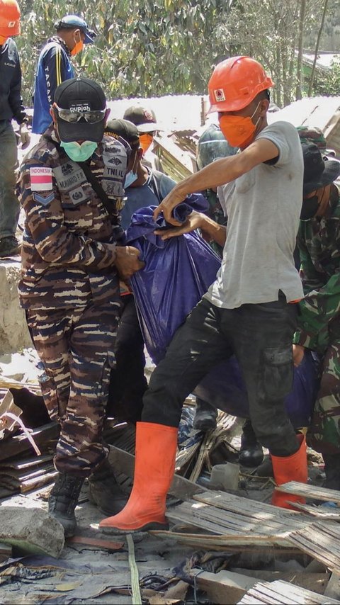 FOTO: Potret Pilu Satu Keluarga Tewas Tertimbun Reruntuhan Akibat Letusan Gunung Lewotobi Laki-Laki