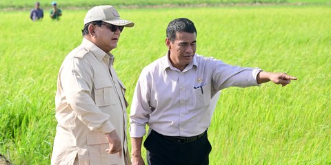 Sekarang Seskab, Begini Gaya Mayor TNI Teddy saat Temani Prabowo Blusukan ke Sawah