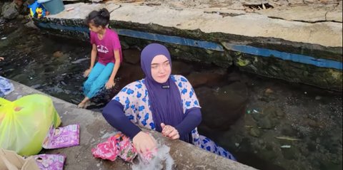 Bule Cantik Bingung Diajak Suami Cuci Pakaian di Sungai 'Ini Bagaimana Caranya'