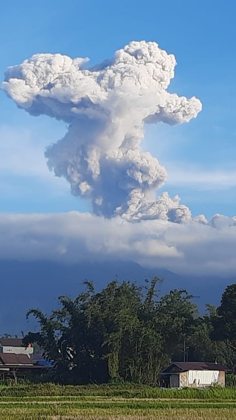 Berstatus Waspada, Gunung Marapi Meletus Dua Kali Pagi Ini