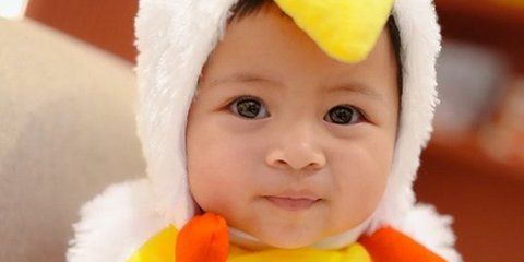 3 Foto Baby Lily Jalani Pemotretan Pakai Kostum Ayam, Diapit Kedua Kakak Ganteng Rafathar & Rayyanza