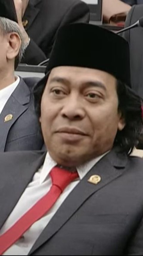 Lebih Besar Mana Gaji Verrel Bramasta dan Komeng Jadi Anggota Dewan?