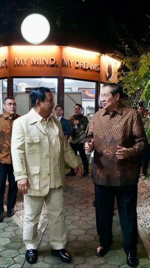 Satu Payung Berdua, Ini Momen Hangat Prabowo Bertemu SBY di Cikeas sambil Santap Makanan Spesial