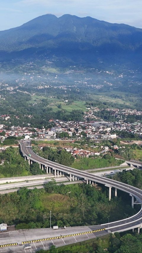 FOTO: Melihat Keindahan Tol Bocimi Berpadu Cantiknya Gunung Salak