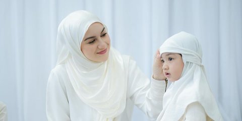 Cantik Menggemaskan Bak Boneka, Potret Amala Anak Irish Bella Berhijab di Pengajian, Penuh Kehangatan Bareng Ayah Sambung