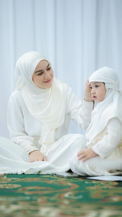 Cantik Menggemaskan Bak Boneka, Potret Amala Anak Irish Bella Berhijab di Pengajian, Penuh Kehangatan Bareng Ayah Sambung