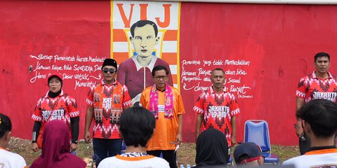 Pakai Baju Persija, Pramono Janji Renovasi Stadion VIJ Jadi Base Camp 'Macan Kemayoran'