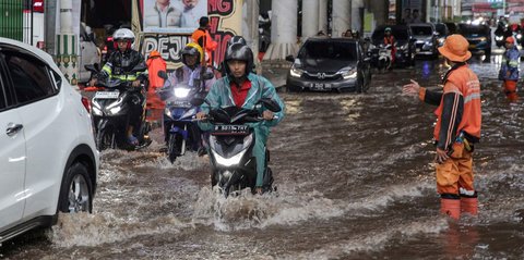 FOTO: Banjir Rendam Jalanan di Kawasan Cipulir usai Hujan Lebat Guyur Jakarta Sejak Siang