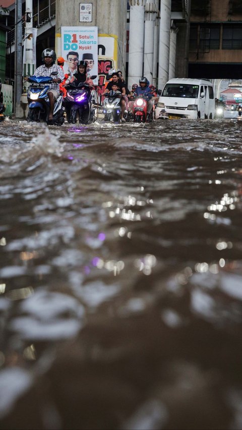 FOTO: Banjir Rendam Jalanan di Kawasan Cipulir usai Hujan Lebat Guyur Jakarta Sejak Siang