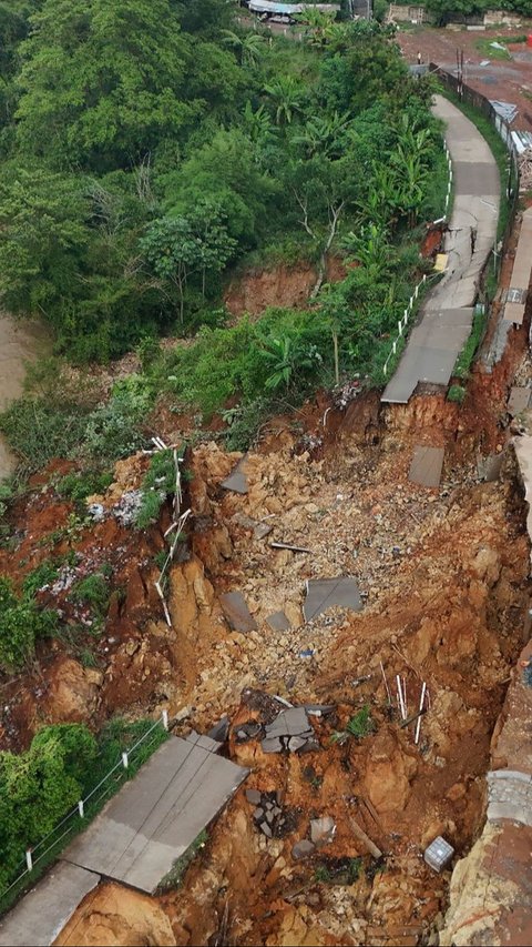 FOTO: Kondisi Terkini Jalan Penghubung Tangerang-Bogor Terputus Akibat Longsor 15 Meter