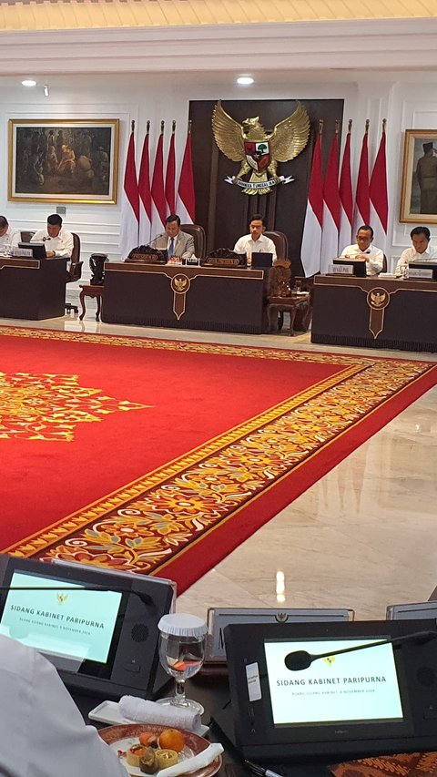 Gelar Sidang Kabinet, Prabowo Perintahkan Menteri Gunakan Kemeja Putih dan Celana Biru