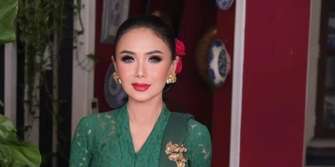 Potret Yuni Shara Cantik & Anggun Berkebaya Hadiri Ultah Guntur Soekarno Ke-80, Rambut Dihiasi Bunga Mawar