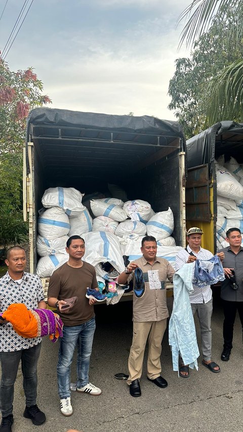 Polisi Bongkar Perdagangan Barang Bekas Ilegal di Batam, Berkarung-karung Sepatu dan Pakaian Diamankan