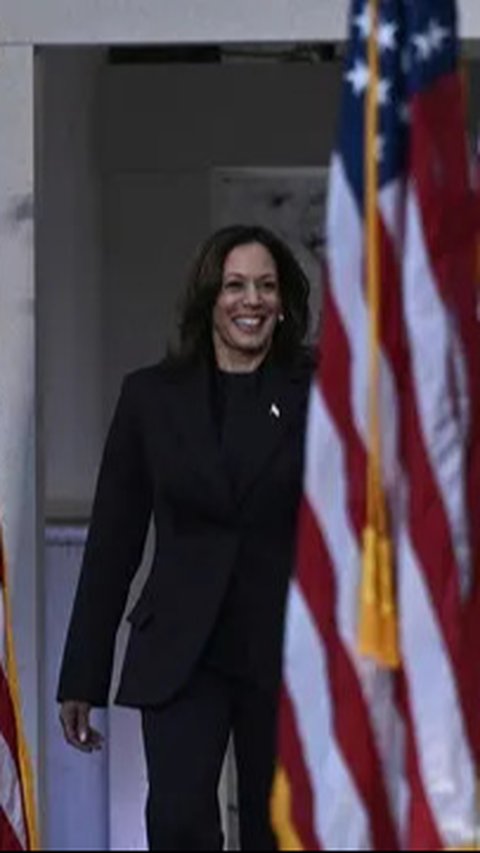 FOTO: Momen Kamala Harris Tampil Perdana usai Pilpres AS, Tersenyum Akui Kemenangan Donald Trump