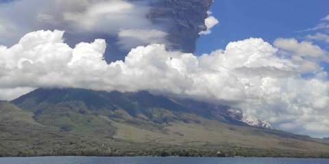 Potret Ngeri Gunung Lewotobi Laki-Laki Erupsi Dilihat dari Laut, Awan Panas Membumbung Tinggi 5.000 Meter