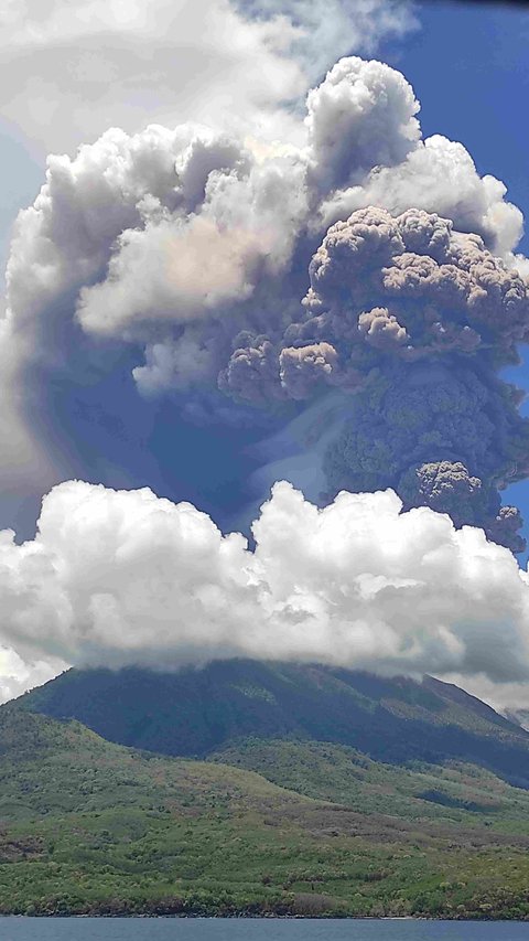 Potret Ngeri Gunung Lewotobi Laki-Laki Erupsi Dilihat dari Laut, Awan Panas Membumbung Tinggi 5.000 Meter