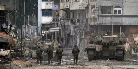 Periksa Kondisi Rumah Usai Dibombardir Israel, Warga Gaza Langsung Histeris Menemukan Jasad Ayahnya