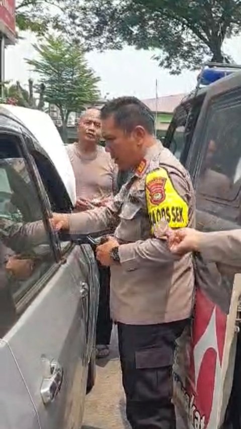 Cerita Polisi Patungan Beli Bensin untuk Pasutri Terlunta-lunta karena Ongkos Habis