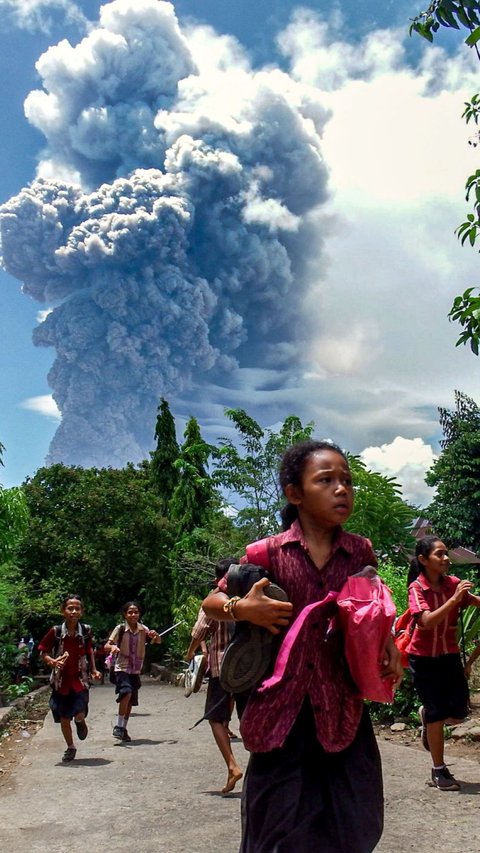 FOTO: Kepanikan Warga saat Gunung Lewotobi Laki-Laki Meletus Dahsyat