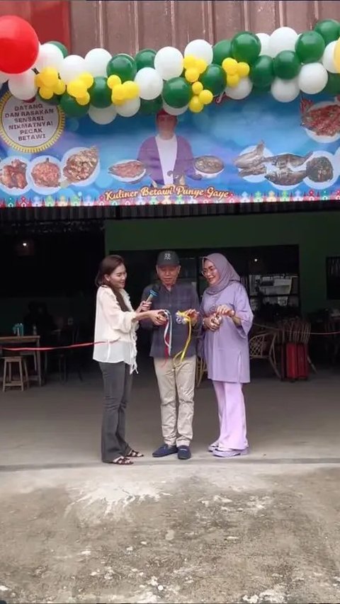 Tampilan Sederhana Ayu Ting Ting di Pembukaan Cabang Warung Makan Ayah Ojak, Cantiknya Effortless