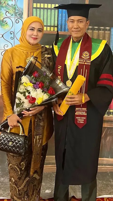 Cantik Berkebaya Kuning, 6 Potret Juliana Moechtar Jadi Pendamping Wisuda S2 Sang Suami di Sekolah Tinggi Hukum Militer