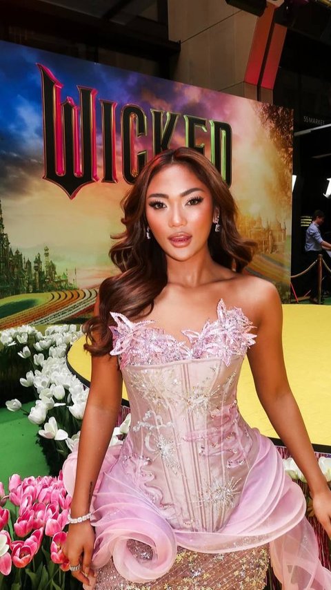 Potret Marion Jola Hadiri Gala Premier 'Wicked' di Australia, Kulit Eksotis Dalam Balutan Dress Pink Disorot