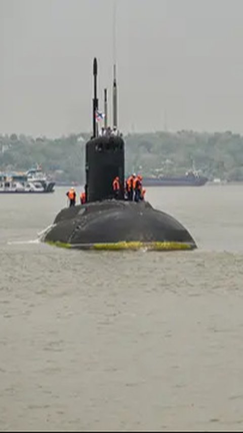 FOTO: Penampakan Kapal Selam Rusia Merapat ke Surabaya, Siap Ikut Latihan Tempur Bareng Kapal Perang RI