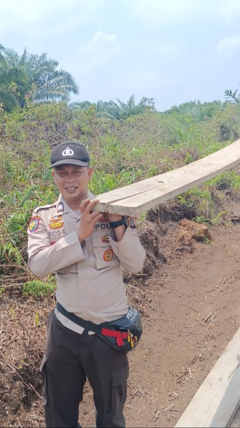 Cerita Dua Personel Polri Bikin Jembatan Kayu Permudah Akses Warga Pedesaan