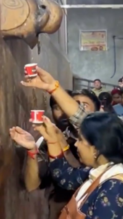 Indian Temple Visitors Mistake AC Condensation Dripping on Statues as Holy Water