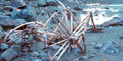 Pendaki Temukan Kereta Bambu Misterius di Gunung Es yang Mencair