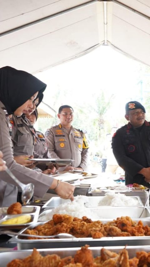 Dimasak di Dapur Lapangan, Polda Riau Sediakan 400 Porsi Makan Bergizi Gratis untuk Pelajar