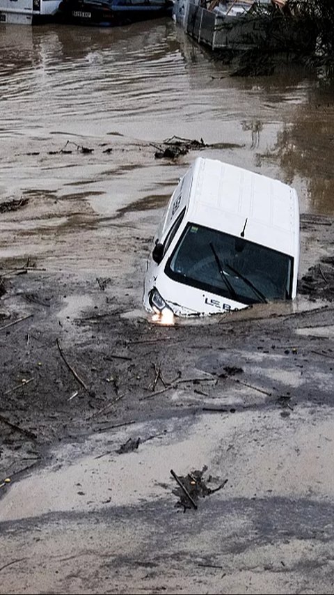 Makam-Makam Tergenang Dilanda Banjir di Sapnyol, Korban Sipil Tak Terurus