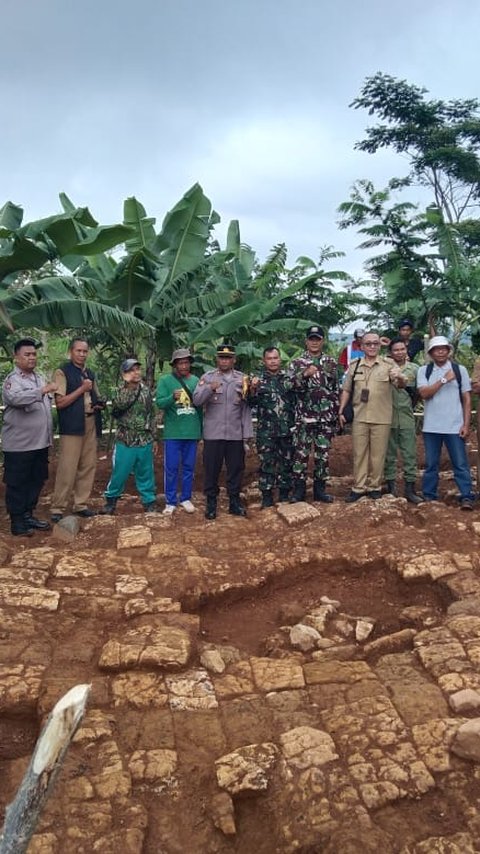 Petani Kapulaga di Garut Temukan Struktur Bangunan dan Pecahan Gerabah Saat Mencangkul Tanah