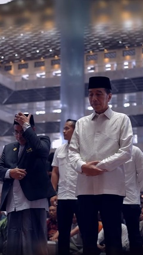 Momen Jokowi Salat Jumat di Masjid Istiqlal Didampingi Pratikno