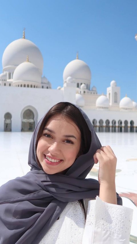 Potret Rebecca Klopper Liburan ke Abu Dhabi, Berkunjung ke Masjid Pakai Kerudung Cantiknya Bikin Hati Meleleh