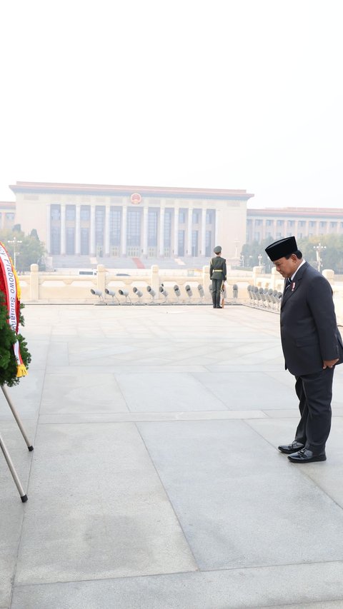 Momen Prabowo Letakkan Karangan Bunga di Monumen Pahlawan Rakyat China