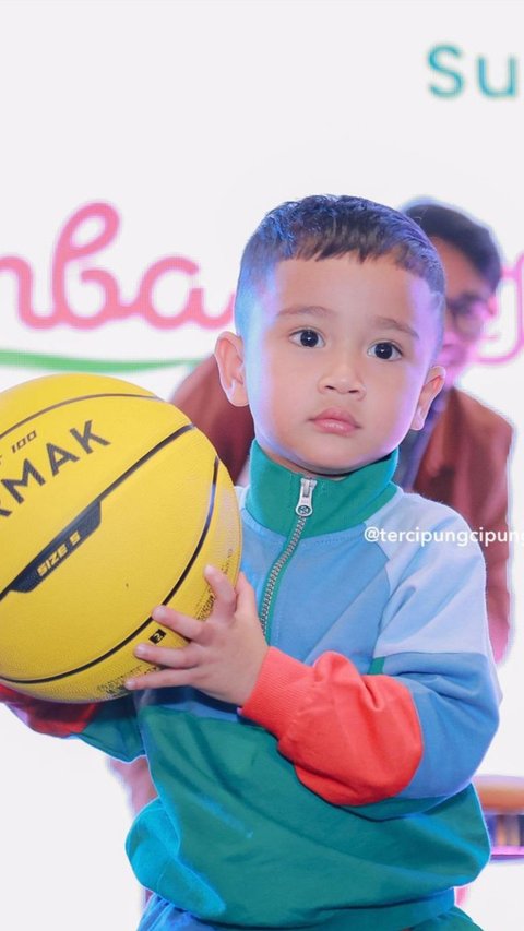 7 Foto Rayyanza saat Main Basket yang Bikin Netizen Terkagum-Kagum