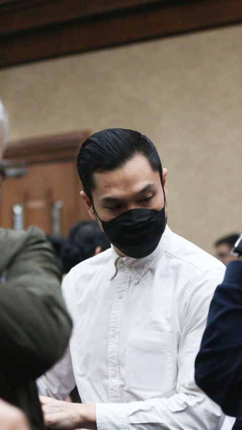 Potret Harvey Moeis Tampil Rapih Kece dengan Kemeja Putih dan Masker Hitam saat Jalani Sidang Tuntutan Kasus Korupsi Timah