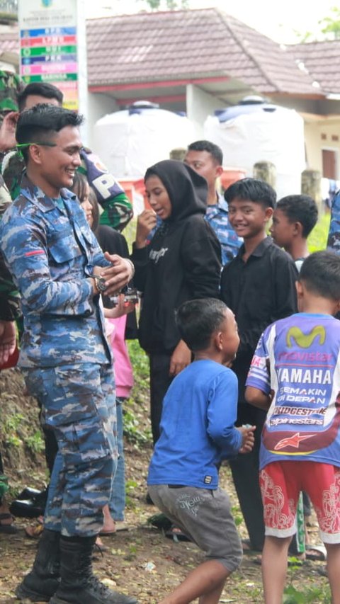 Potret Personel Lanud Husein Sastranegara Hibur Anak-Anak Korban Banjir Bandang Cianjur