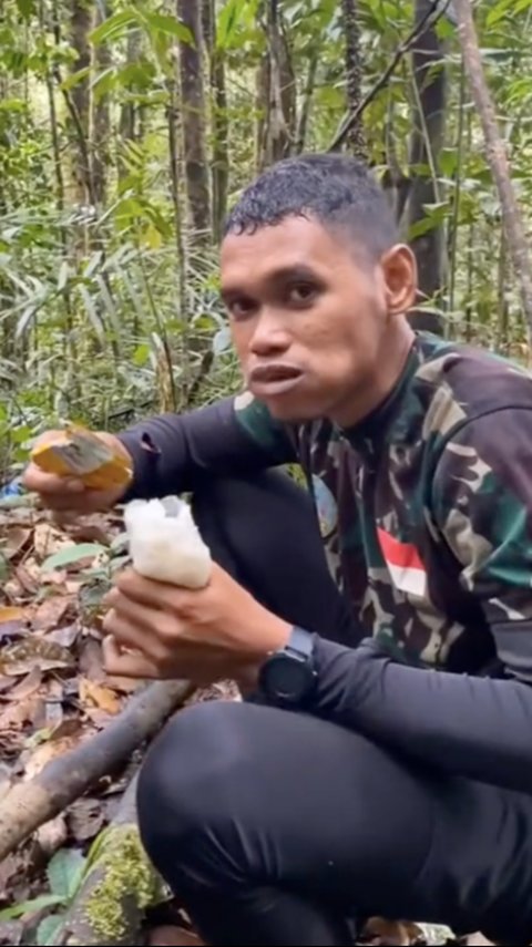 Miris, Makan Siang Aparat TNI sedang Latihan di Hutan Cukup Nasi Putih sama Penyedap