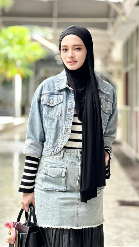 Gaya 'Mix and Match' Inara Rusli Pakai Busana Denim, Tampil Stylish dan Tetap Sesuai Syariat