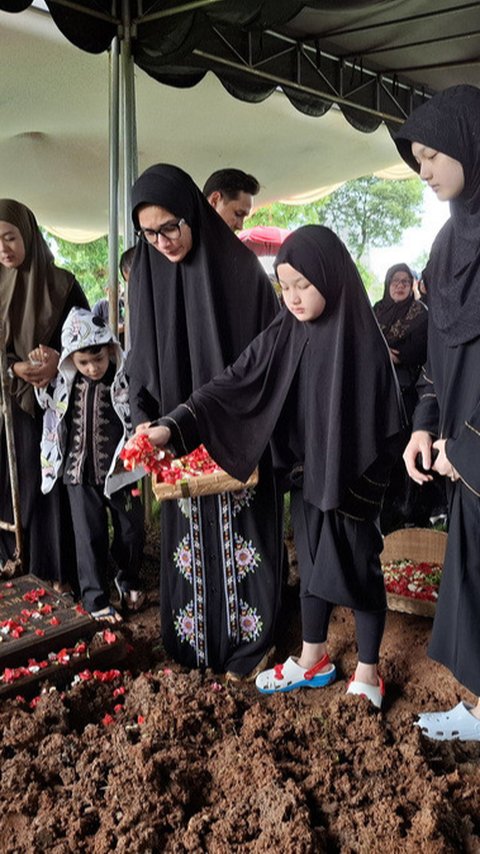 Penuh Isak Tangis, Potret Pemakaman Ibu Ussy Sulistiawaty - Andhika Pratama Antar ke Liang Lahat